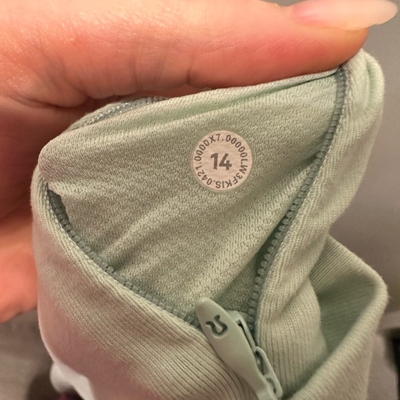 Lululemon tops size 14 - Picture 3 of 4